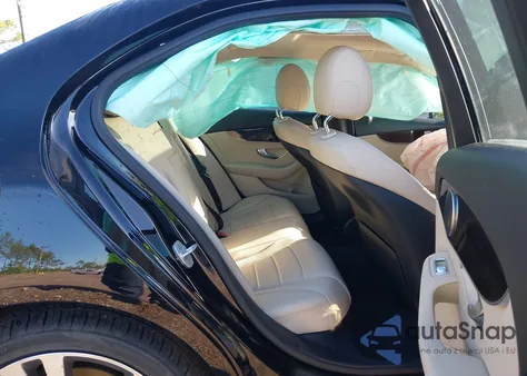 2016 Mercedes-Benz C 300 4Matic/Luxury 4Matic/Sport 4Matic z USA, uszkodzony, nr VIN 55SWF4KB3GU149429